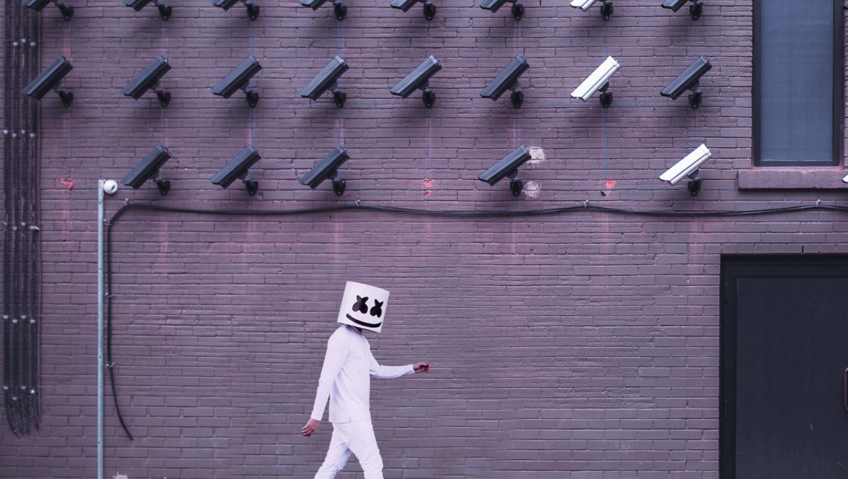 Das neue Datenschutzgesetz, das morgen im Bundestag verabschiedet wird, schwächt unter anderem die Aufsicht über den Bundesnachrichtendienst und stärkt Videoüberwachung.