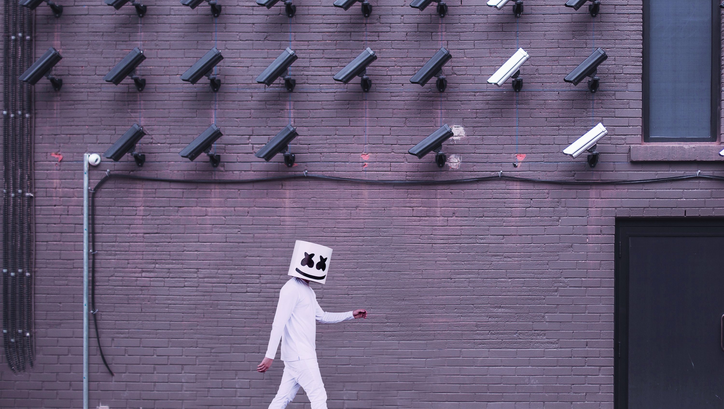 Das neue Datenschutzgesetz, das morgen im Bundestag verabschiedet wird, schwächt unter anderem die Aufsicht über den Bundesnachrichtendienst und stärkt Videoüberwachung.