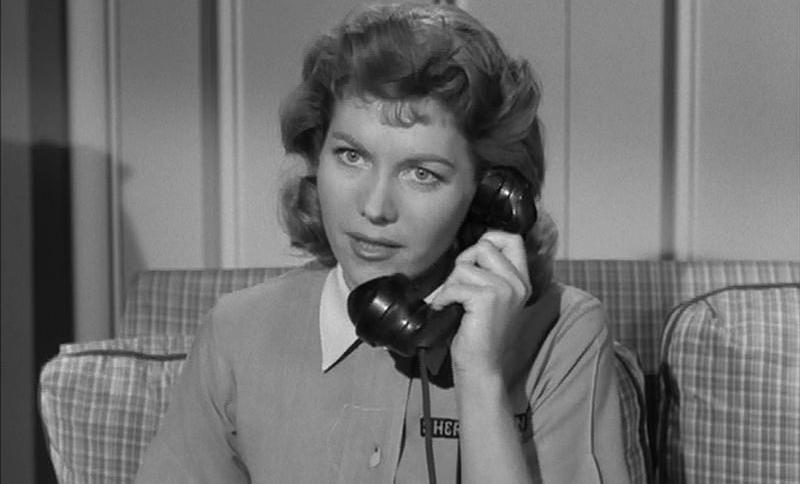 Whitney Blake im Film "The Case of the Restless Redhead", 1957. c...