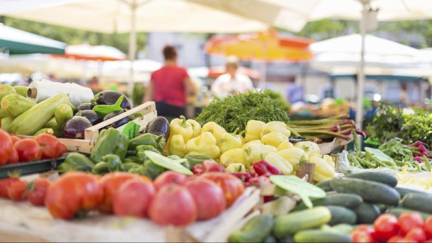 Regionales Obst und Gemüse auf Markt.