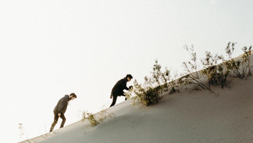 Männer auf einer Düne