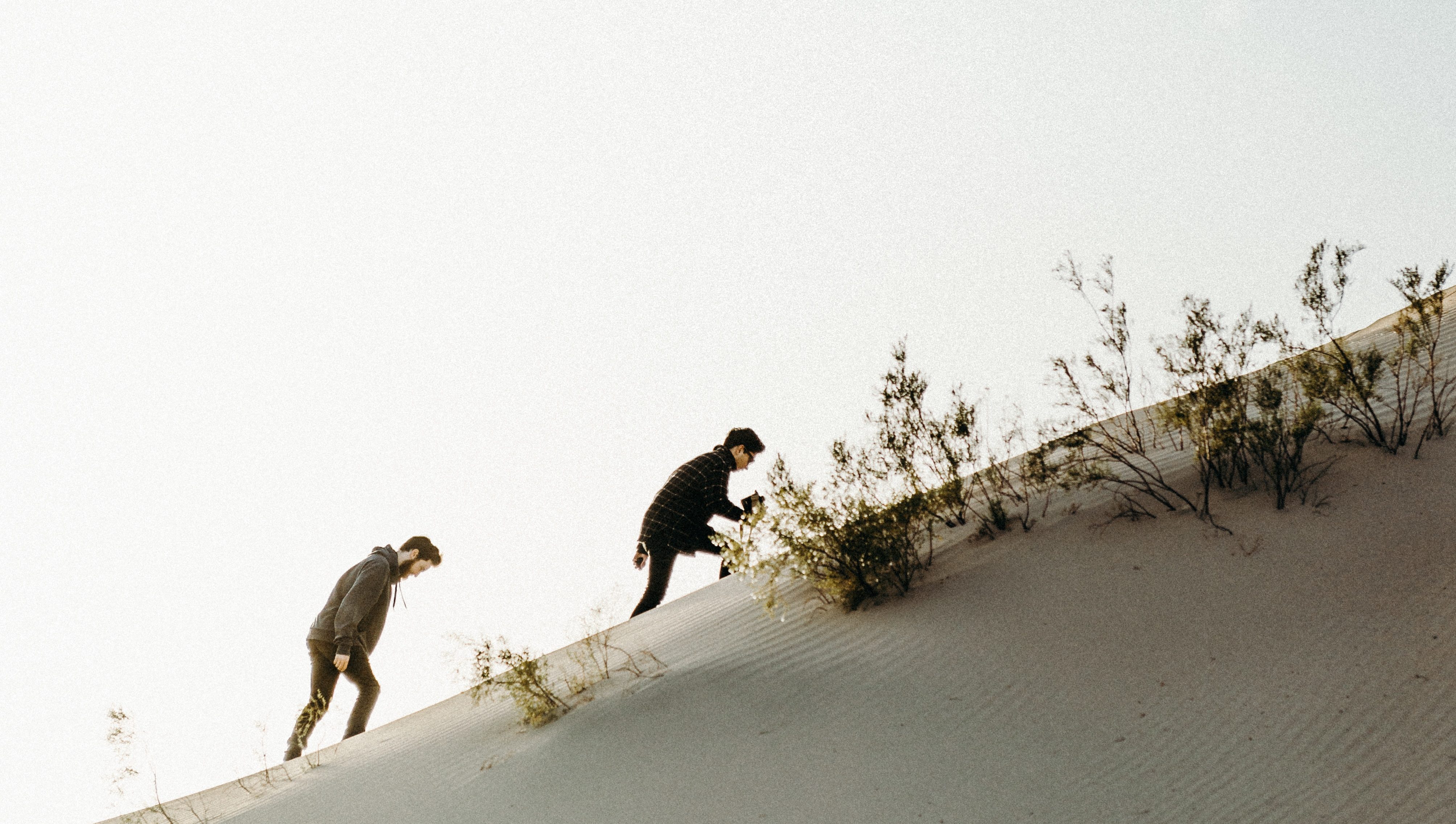 Männer auf einer Düne
