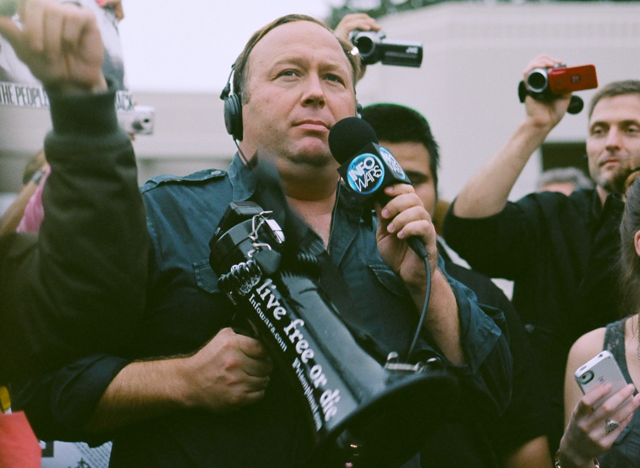 Der Fall Alex Jones Apple Facebook Und Youtube Schmeissen Hassprediger Raus