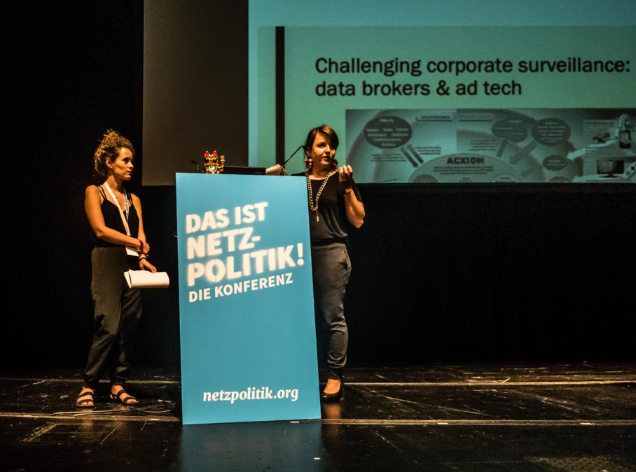 Zwei Frauen auf Bühne