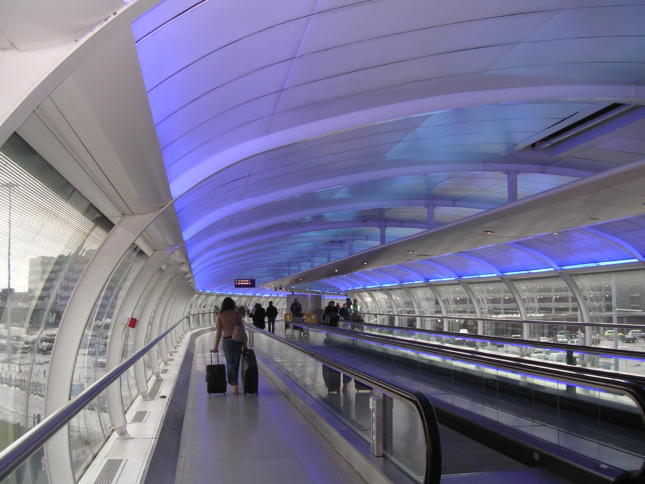 langer Gang in einem Flughafen