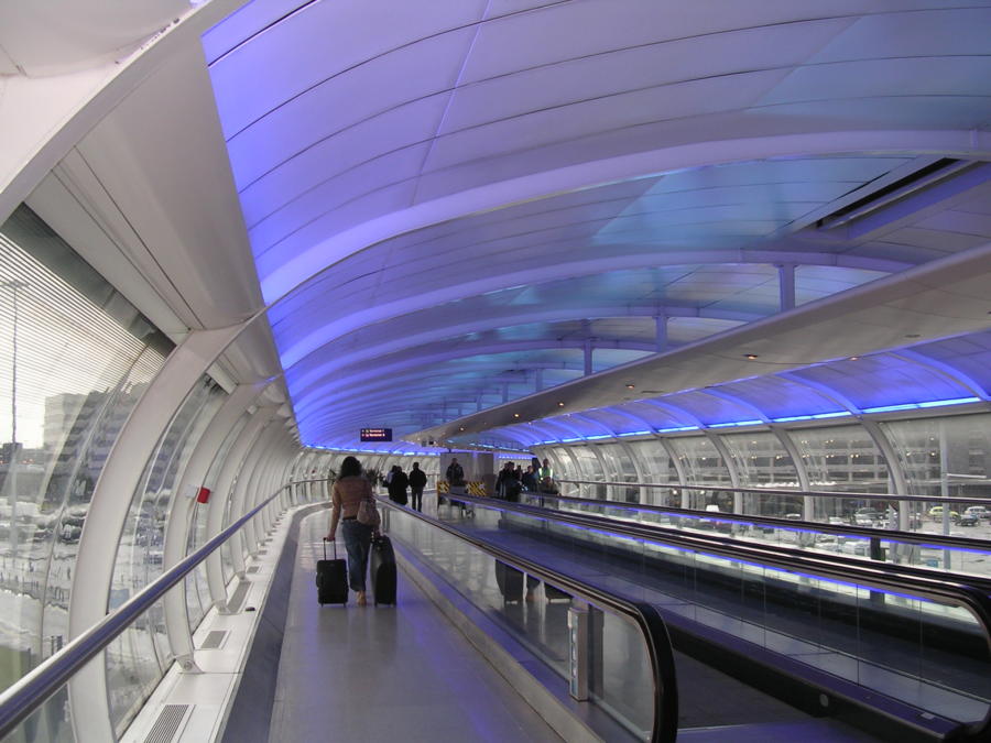 langer Gang in einem Flughafen