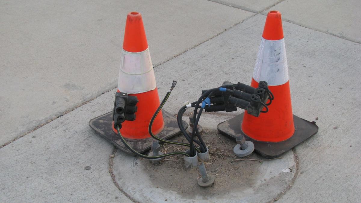 Leitkegel sichern Kabel