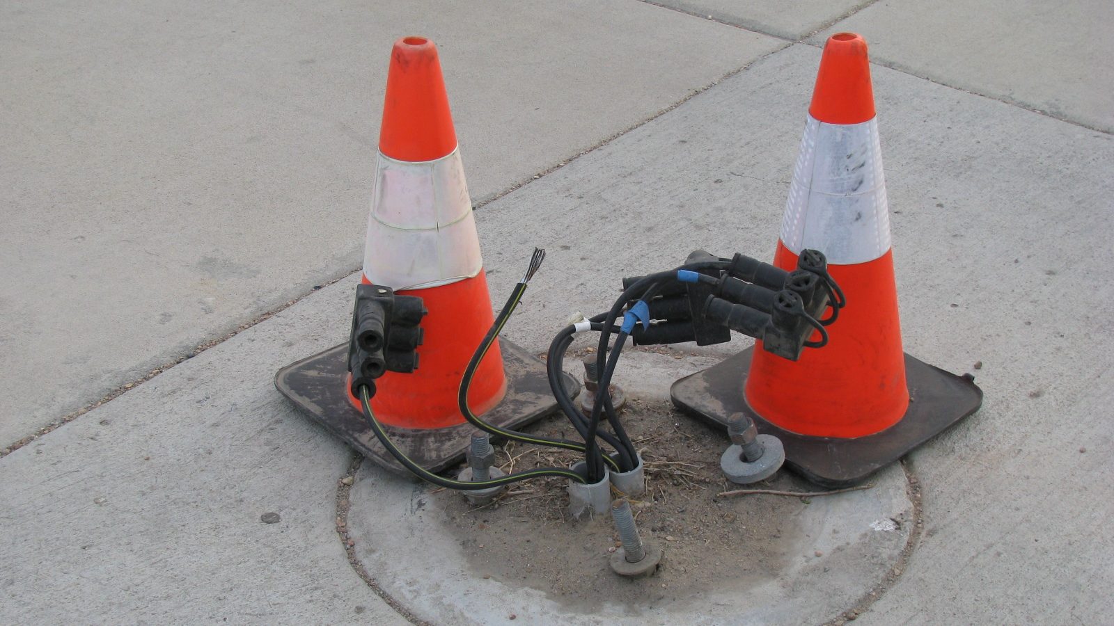 Leitkegel sichern Kabel