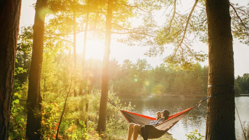 Menschen in der Hängematte in der Sonne