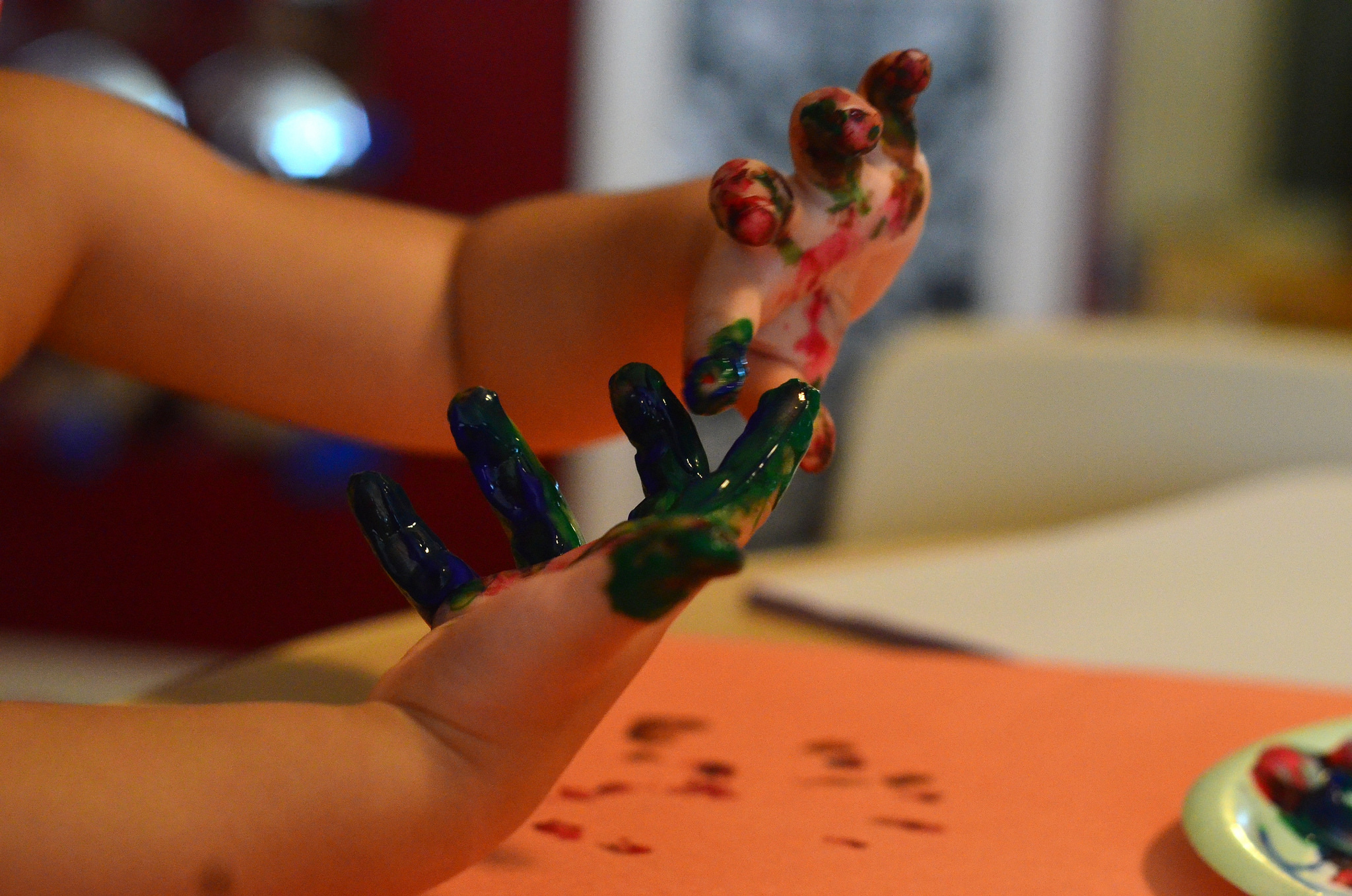 Kinderhände mit bunten Fingerfarben