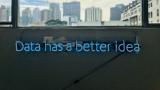 Ein blauer Neon-Schriftzu auf einer Wand liest "Data has a better idea"