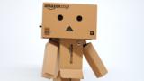 Eine Figur aus Amazon Pappkartons
