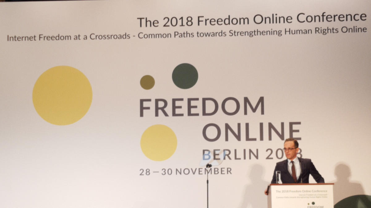 Heiko Maas liest vom Teleprompter