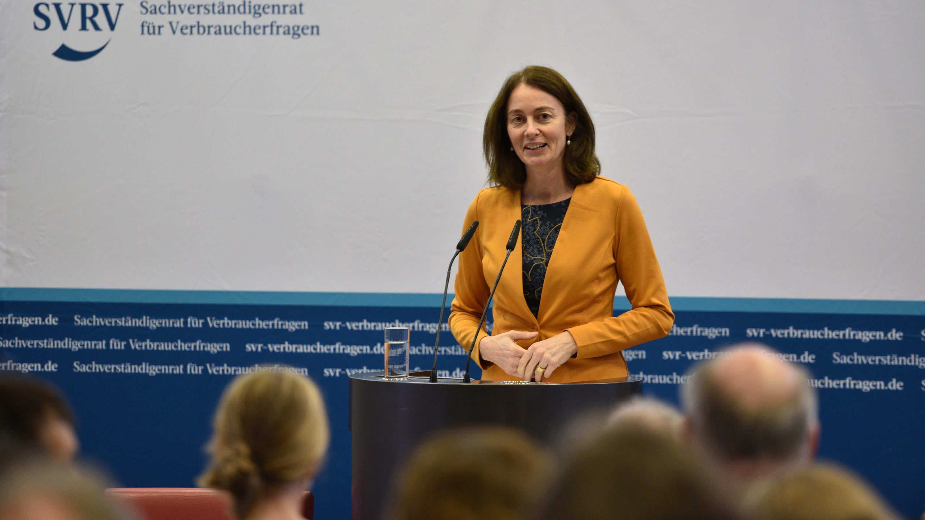 Bundesministerin für Justiz und Verbraucherschutz Katarina Barley steht am Pult bei der Übergabe des Gutachtens