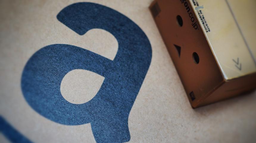 Amazon-Schriftzug mit Paket