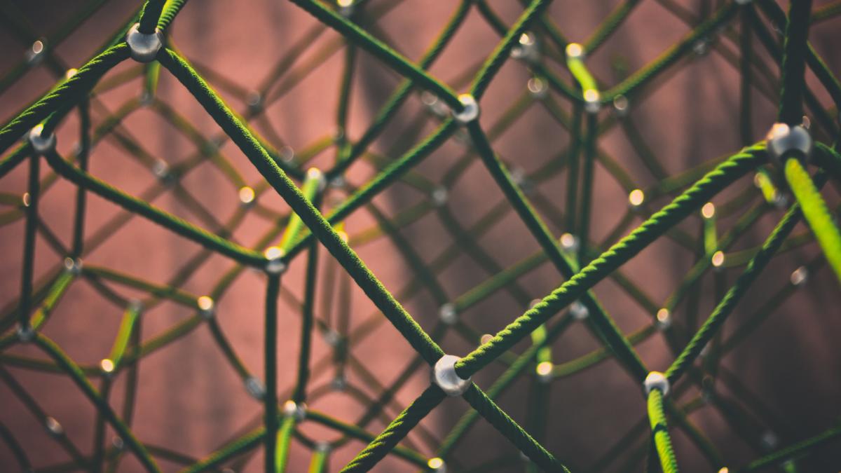 Grünes Netz aus Seilen