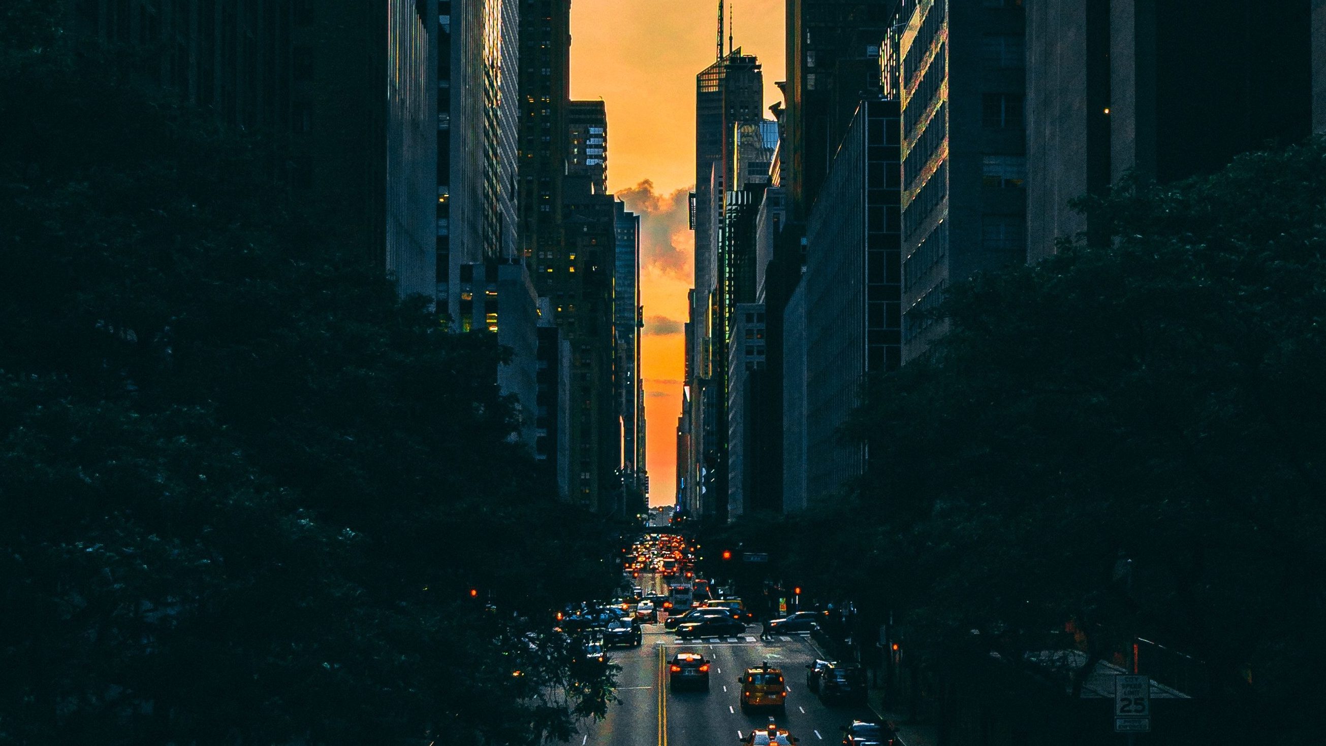 Bild einer großen Straße im Dunkeln, am Ende leuchtet der Himmel