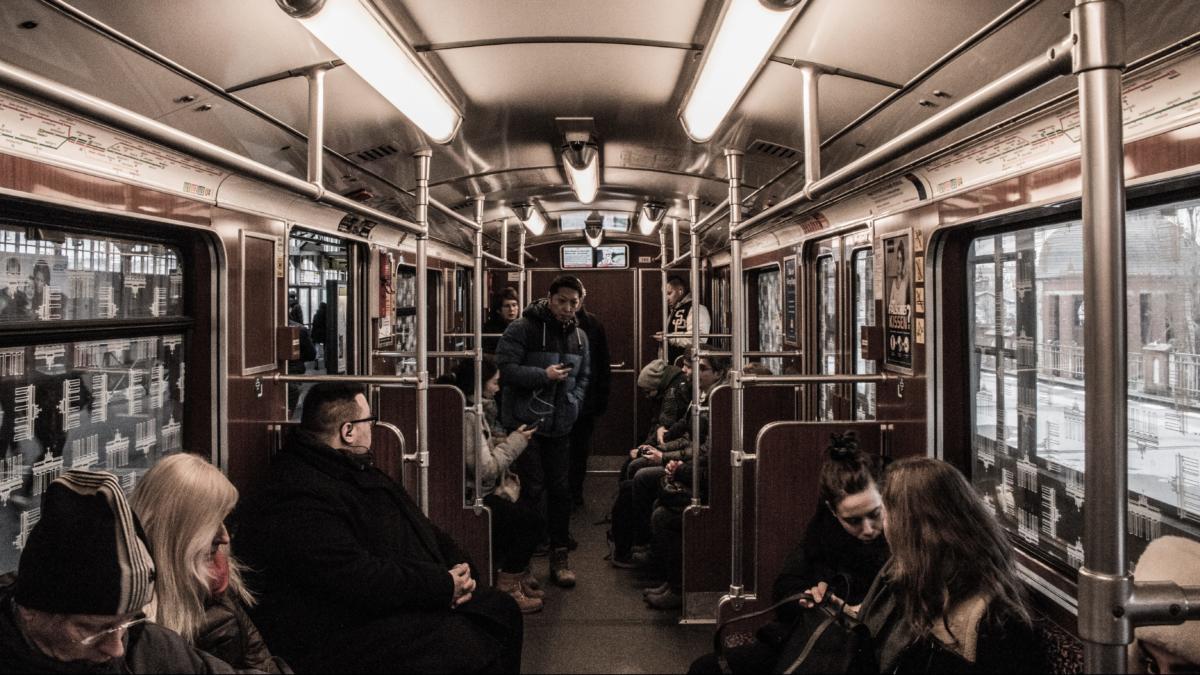 Menschen in der Berliner U-Bahn