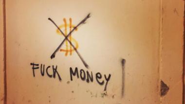 Graffiti an der Wand "Fuck Money"