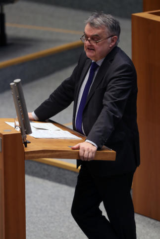 Innenminister Herbert Reul am Rednerpult im Landtag NRW