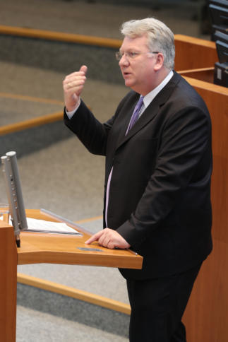 Hartmut Ganzke (SPD) am Rednerpult stehend im Landtag NRW.