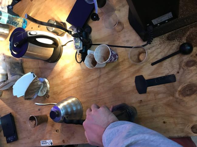 Menschen bereiten Kaffee zu