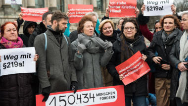 Aktivistinnen und Politiker*innen vor dem Bundestag