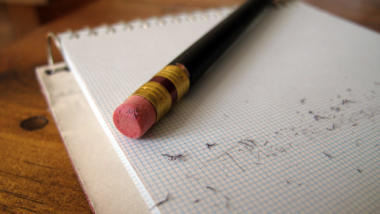 Bleistift und Radierschnipsel auf Papier