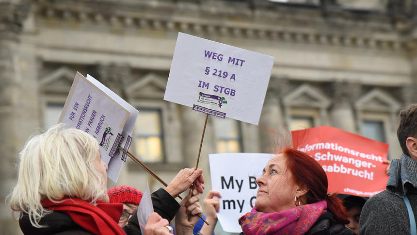 Frauen vor dem Bundestag mit Schildern zu 219a