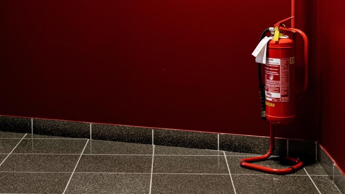 Feuerlöscher steht in der Ecke