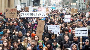 Mehrere Tausend Menschen demonstrierten am 2. März 2019 in Berlin gegen die europäische Urheberrechtsreform.