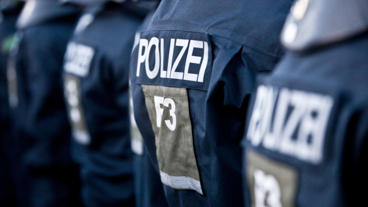 Polizisten stehen in einer Reihe.