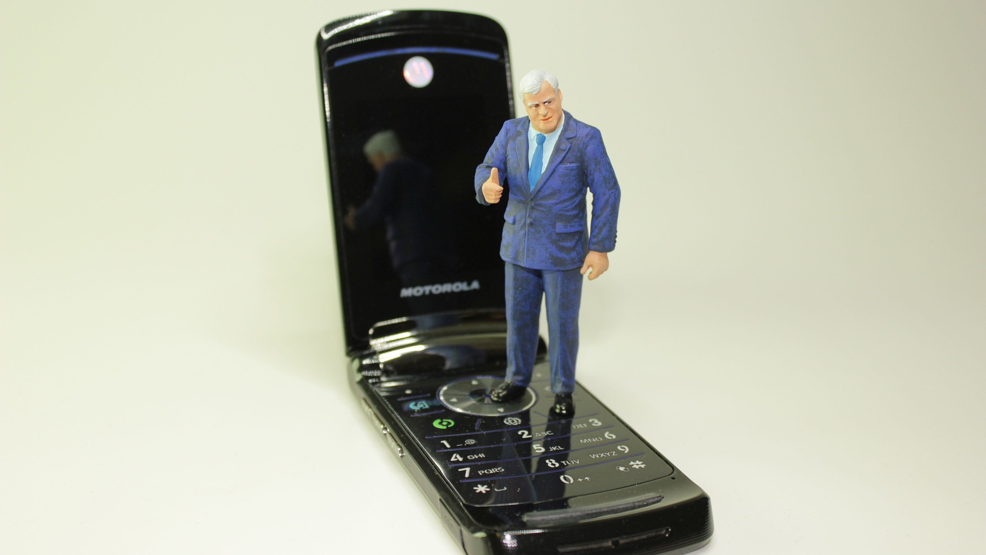 Seehofer-Puppe auf Handy