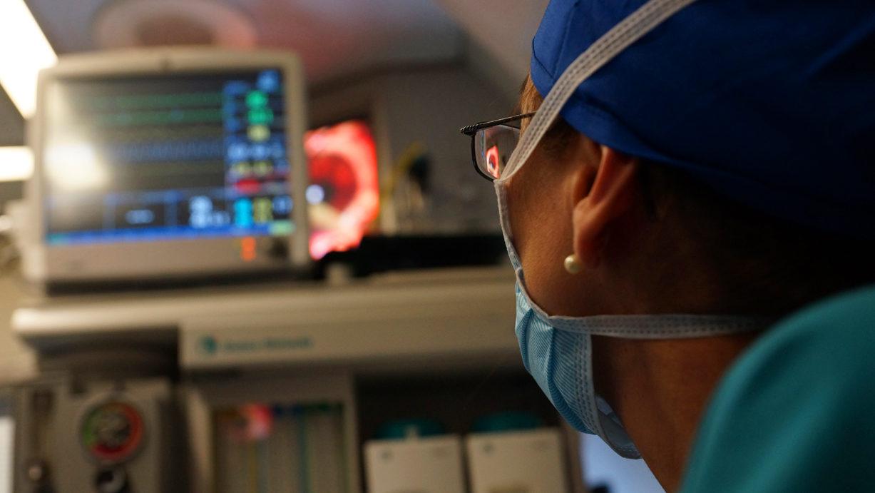 Ein Arzt blickt auf einen Bildschirm.