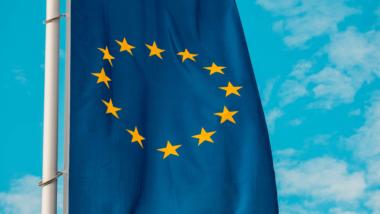 Flagge der Europäischen Union vor blauem Himmel
