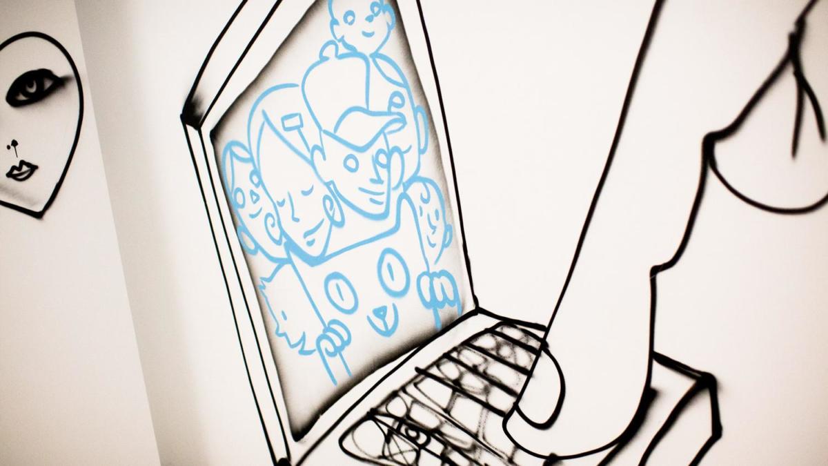 Ein Finger tippt auf eine Tastatur