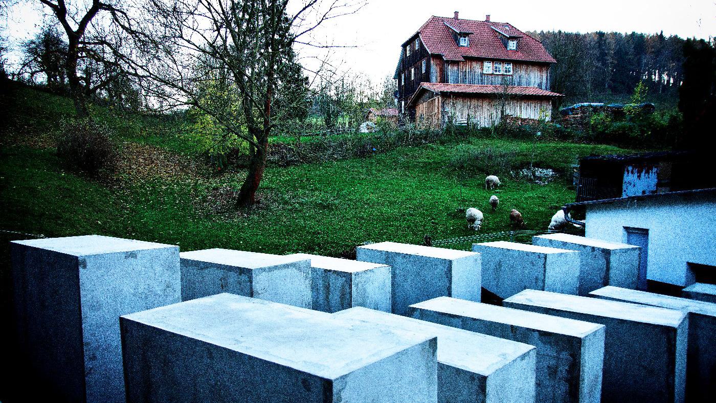 Stelen vor dem Haus von Björn Höcke