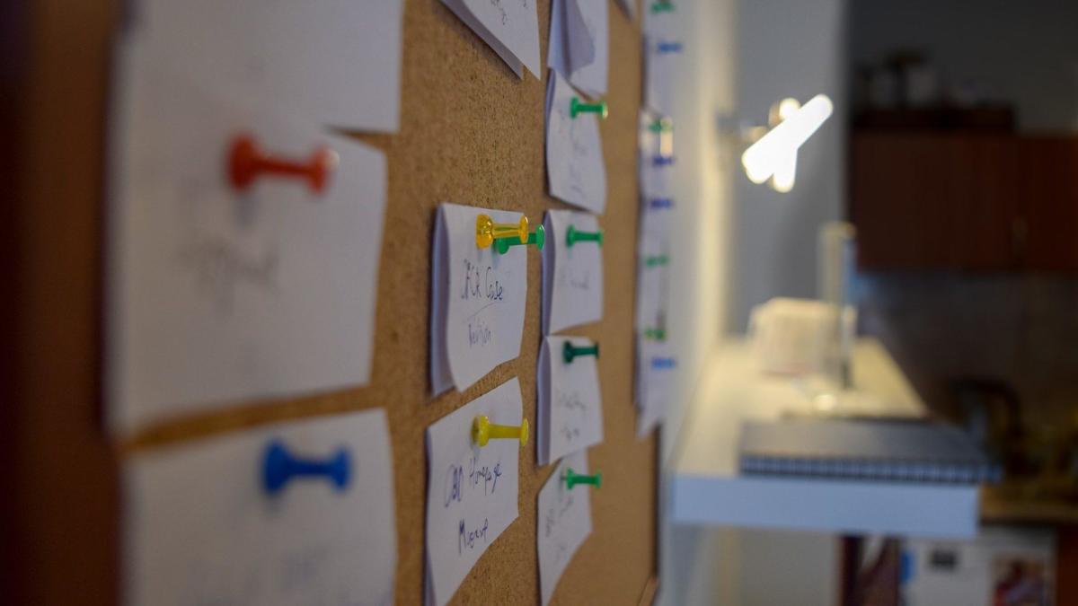 Pinnwand mit Zetteln