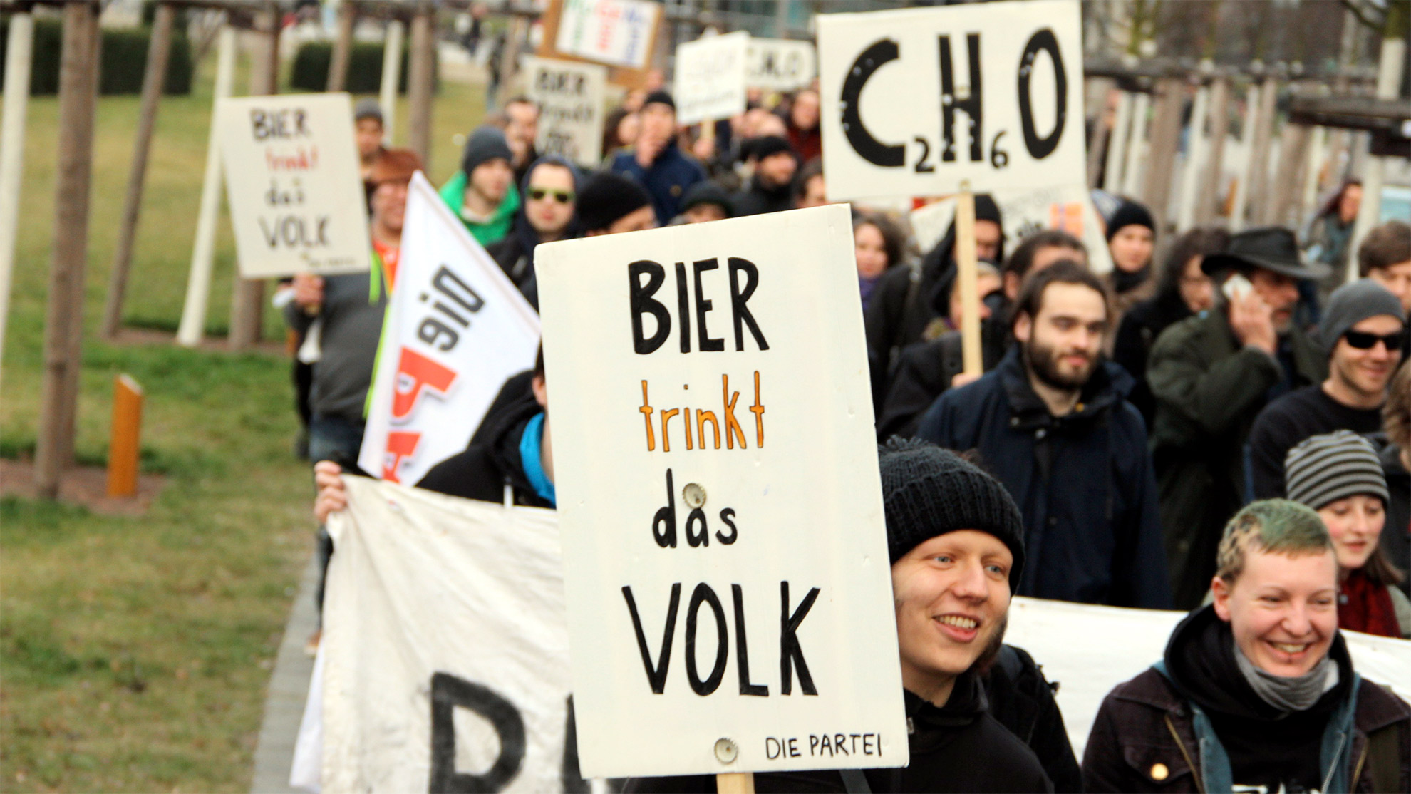 Anhänger der Satirepartei, die PARTEI, demonstrieren gegen Rechts.