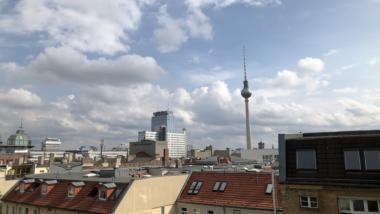 Blick aus dem Berliner Büro von netzpolitik.org auf den Fernsehturm am Alexanderplatz.