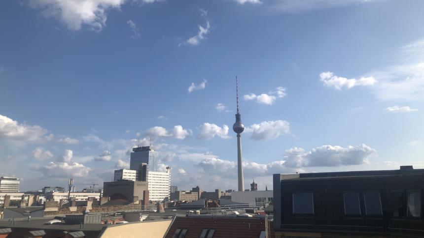 Blick aus dem Berliner Büro von netzpolitik.org auf den Fernsehturm am 17. Juli 2019