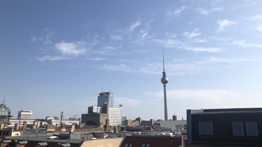 Blick aus dem Berliner Büro von netzpolitik.org auf den Fernsehturm am 25. Juli 2019