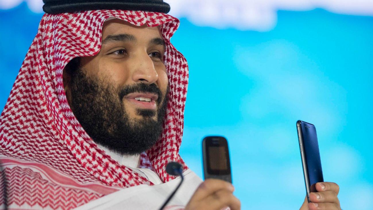 Saudischer Kronprinz Mohammed bin Salman mit Handys.