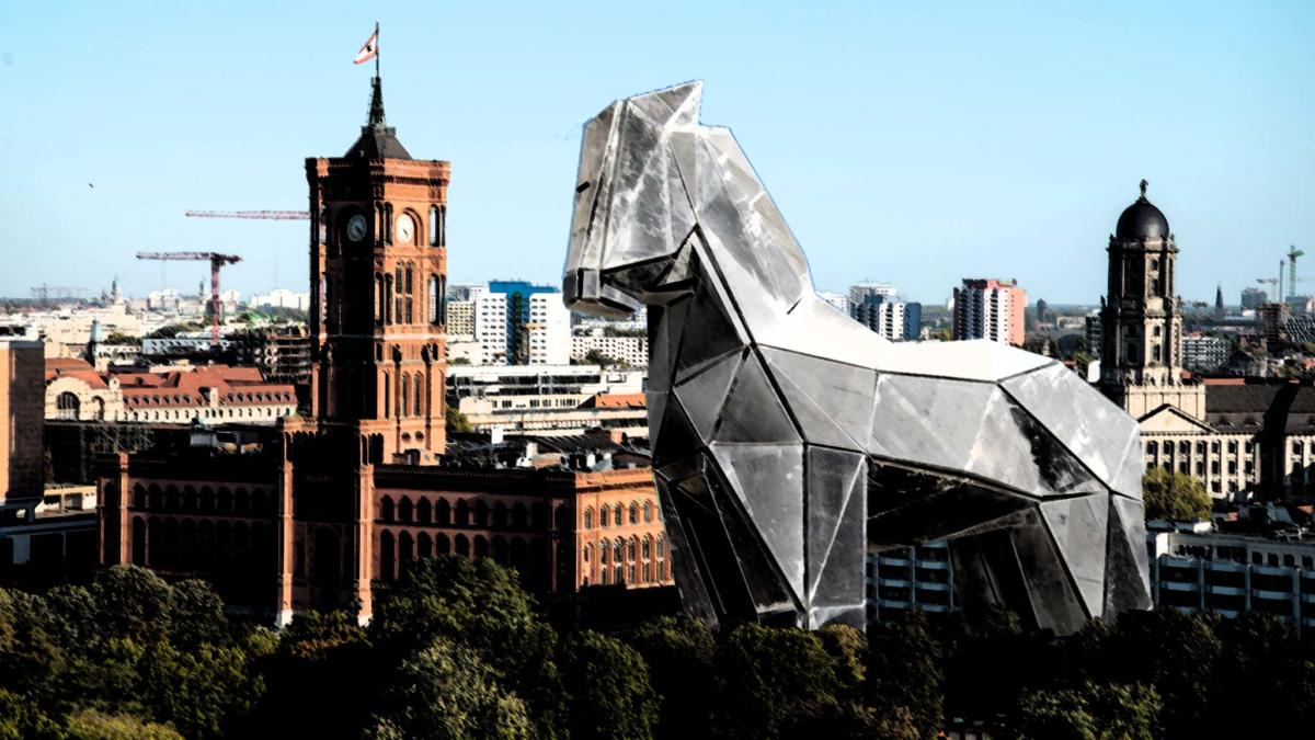 Hölzernes Pferd neben Rotem Rathaus