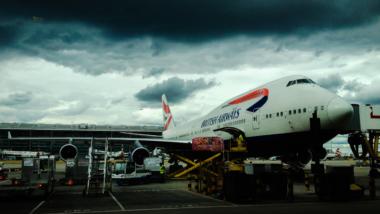 Dunkle Wolken über British Airways: Für einen durch Sicherheitsmängel verschuldeten Abgriff der Daten von 500.000 Kunden soll die Fluglinie eine Rekordstrafe zahlen.