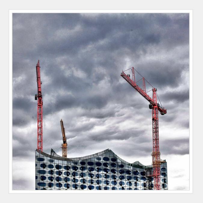 Elbphilharmonie mit Baukränen