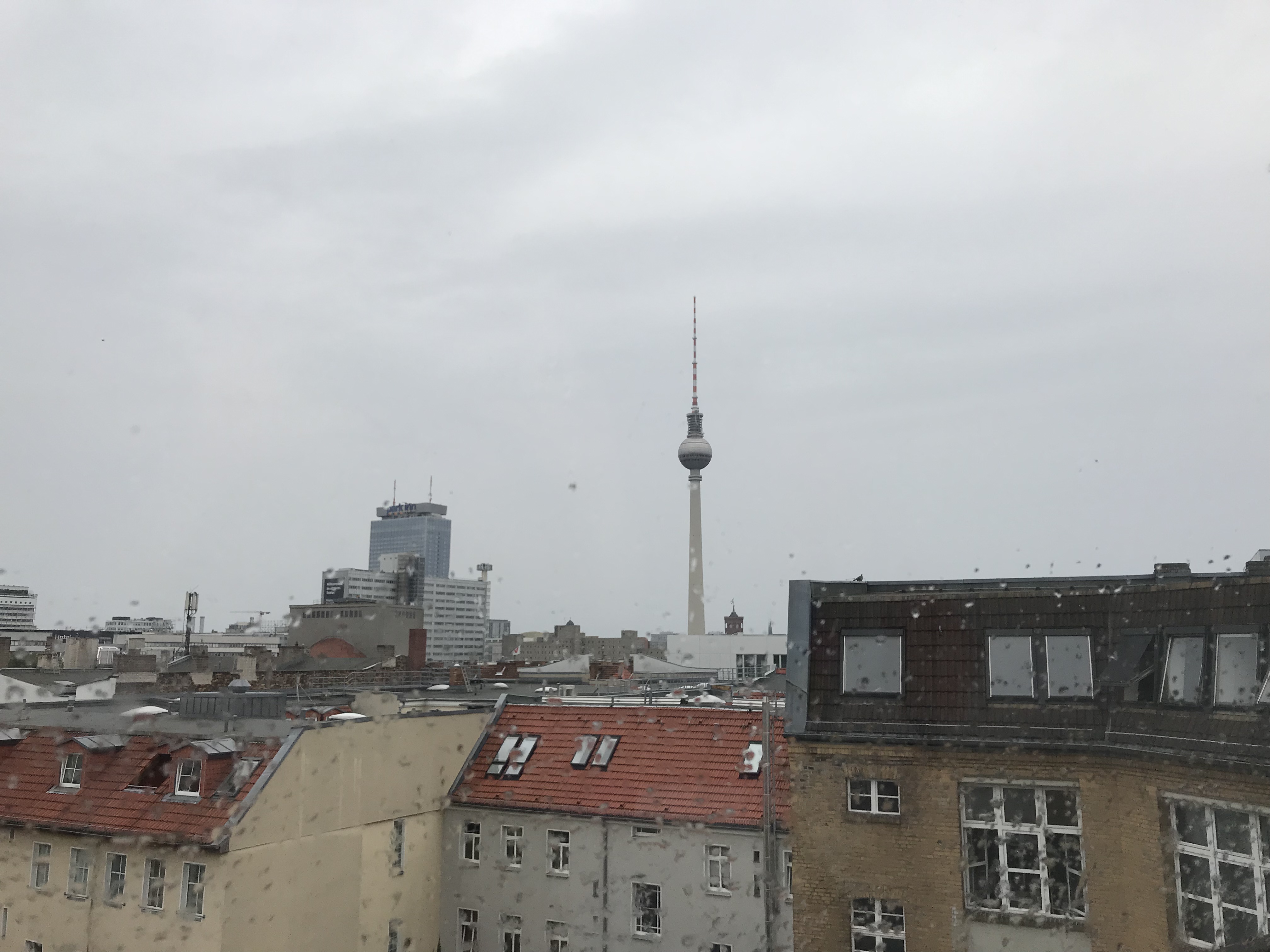Fernsehturm im Regen