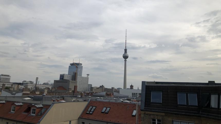 Blick aus dem Berliner Büro von netzpolitik.org auf den Fernsehturm am Alexanderplatz.
