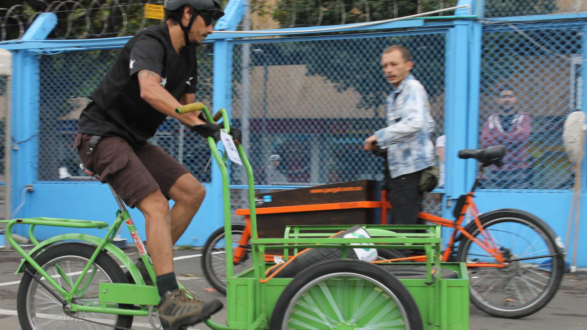 Zwei Lastenfahrräder fahren aneinander vorbei.