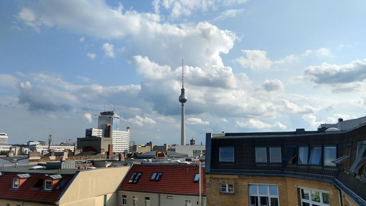 Der Berliner Fernsehturm, drapiert vor einem Hintergrund aus fluffig-losen Wolken
